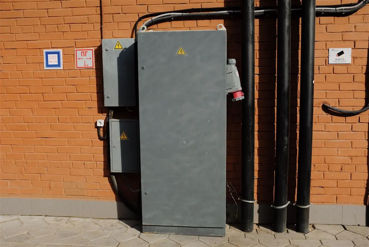 Quadros de distribuição elétrica instalados em fachada