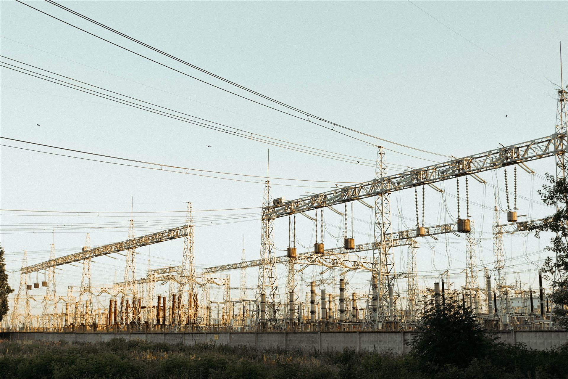 Vista panorâmica de subestação de energia ao amanhecer