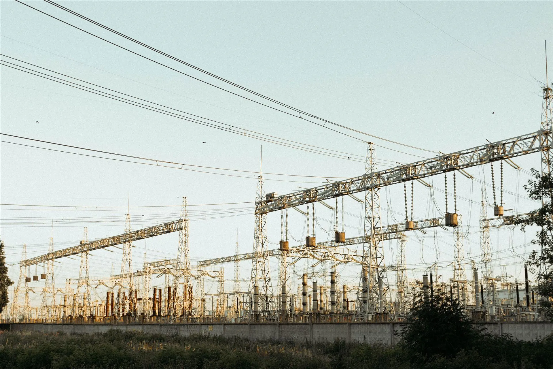 Vista panorâmica de subestação de energia ao amanhecer
